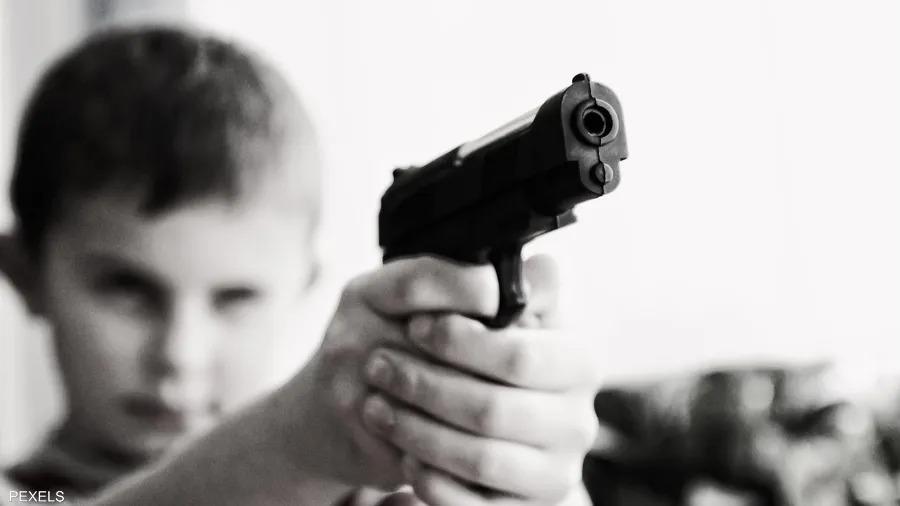 عمره 3 سنوات .. طفل يقتل والدته أثناء اللهو بمسدس والده