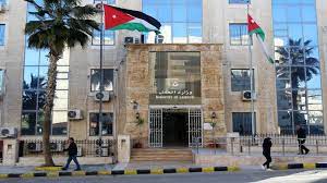 هل ينطبق قرار تأخير الدوام على القطاع الخاص؟ .. العمل توضح