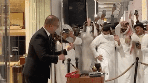 شاهد.. سعودي يرقص بطريقة غريبة على انغام محمود سرور