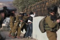 الاحتلال يعتقل 15 مواطنا من الضفة وغزة