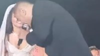 "حاسب الفستان يا هضبة".. عروس تحرج عمرو دياب (فيديو)
