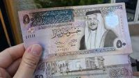 بدء تحويل 100 دينار لمنتفعي "المعونة الوطنية"