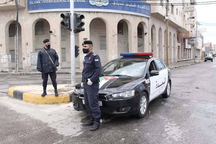 شاهد .. مكافحة المخدرات تنجح وبشكل مباغت في ضبط تجار ومروجي المخدرات والنقد المزيف!!