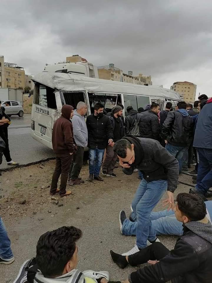 وفاة شخص واصابة( ١٤) اخرين اثر حادث تصادم الزرقاء