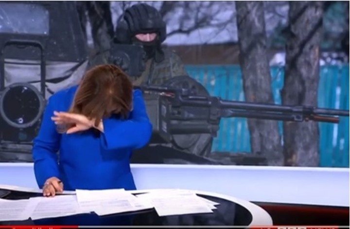 مذيعة "BBC" تدخل في نوبة ضحك خلال قراءة خبر عن بايدن (شاهد)
