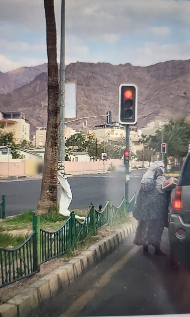 قصة عشرينية تمتهن التسول بملابس وشكل جديد