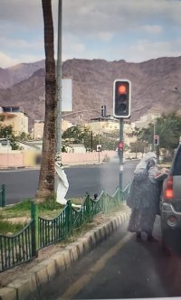 قصة عشرينية تمتهن التسول بملابس وشكل جديد