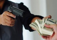 ضبط شخصين سلبا عامل توصيل طلبات باربد