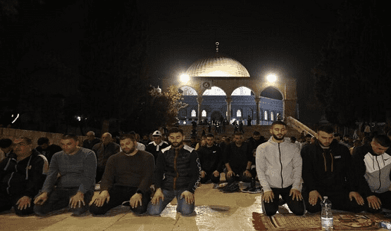 عشرات الآلاف يؤدون صلاة التراويح بالأقصى - صور