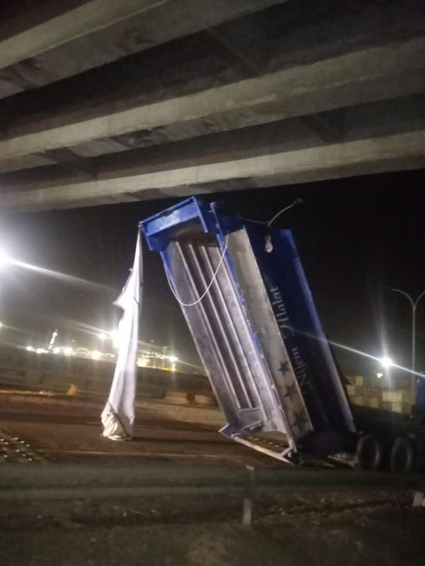 إغلاق مسرب من الطريق الخلفي بالعقبة وجسر الحاويات بشكل جزئي اثر حادثي سير 