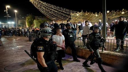 قوات الاحتلال الإسرائيلي تعتقل 3 فلسطينيين - فيديو