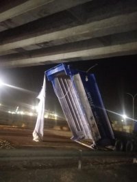 إغلاق مسرب من الطريق الخلفي بالعقبة وجسر الحاويات بشكل جزئي اثر حادثي سير 