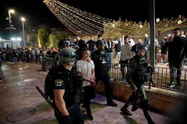 قوات الاحتلال تعتدي على الفلسطينيين في باب العمود
