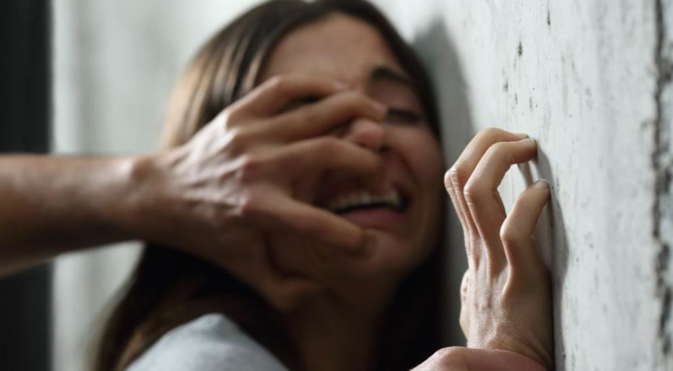 اغتصب 13 طالبة وحملن منه.. "المتهم" يتلقى أقسى عقوبة