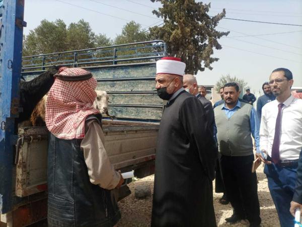 وزير الأوقاف يسلم وحدة سكنية ومساعدات عينية لأسر في المفرق