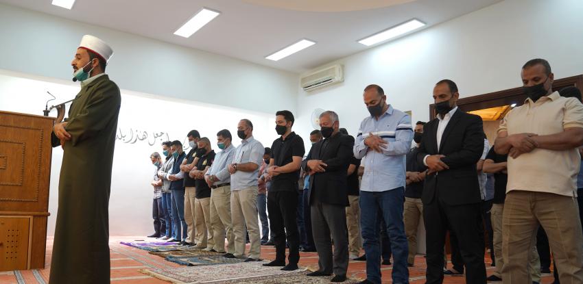 الملك وولي العهد يؤديان صلاة الجمعة الأولى من رمضان في العقبة