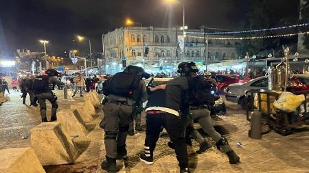 إصابات واعتقالات واعتداء على المصلين في القدس