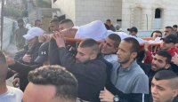 آلاف الفلسطينيين يشيعون جثمان الشهيد زكارنة