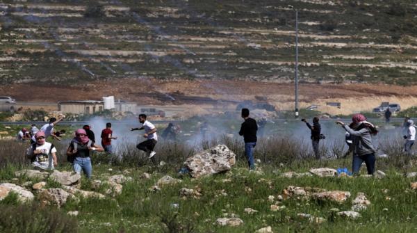 اصابات بمواجهات بين قوات الاحتلال وفلسطينيين في الضفة