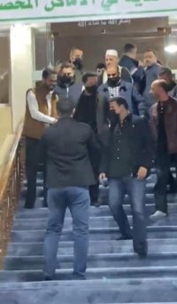 ولي العهد يؤدي صلاة التراويح في مسجد محمد شعبان