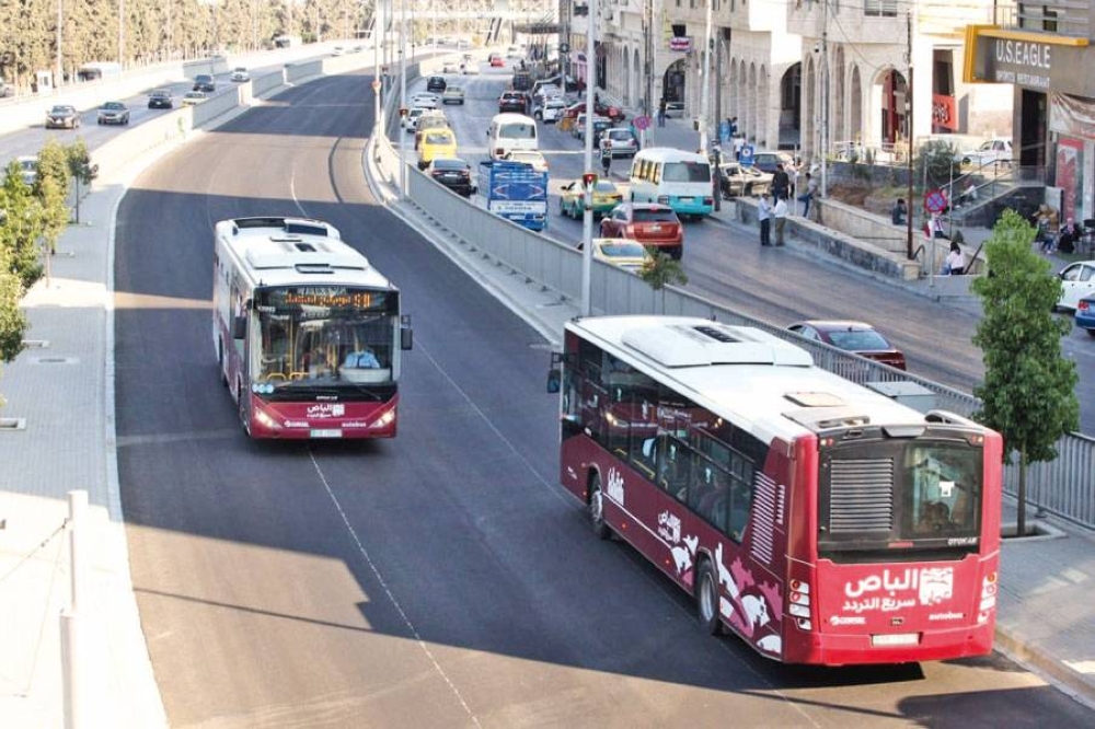 كيف يسير مشروع الباص السريع؟ وزير النقل يجيب...