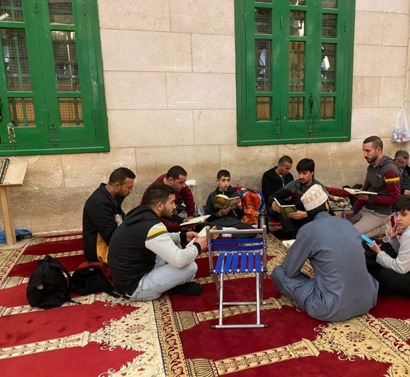 بالصور .. المرابطون يبيتون ليلتهم داخل المسجد الأقصى
