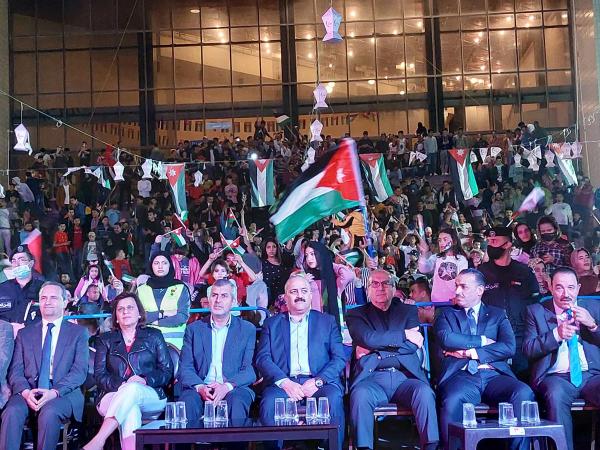 إربد .. الآلاف يحتفلون بيوم العلم