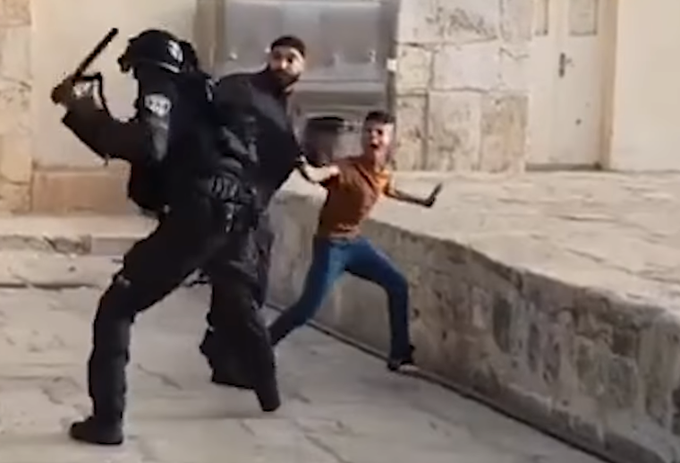 صرخات ذعر وهلع طفلمقدسي لحظة اعتداء قوات الاحتلال على والده أمام عينيه (فيديو)