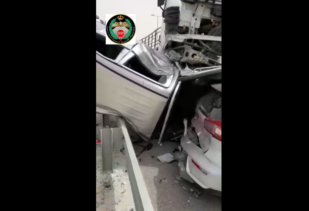 شاهد بالفيديو شاحنة تصدم 7 مركبات على طريق الـ 100