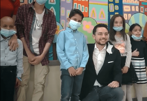 شاهد الفيديو.. ولي العهد يحقق أمنية لطفل بمركز الحسين للسرطان