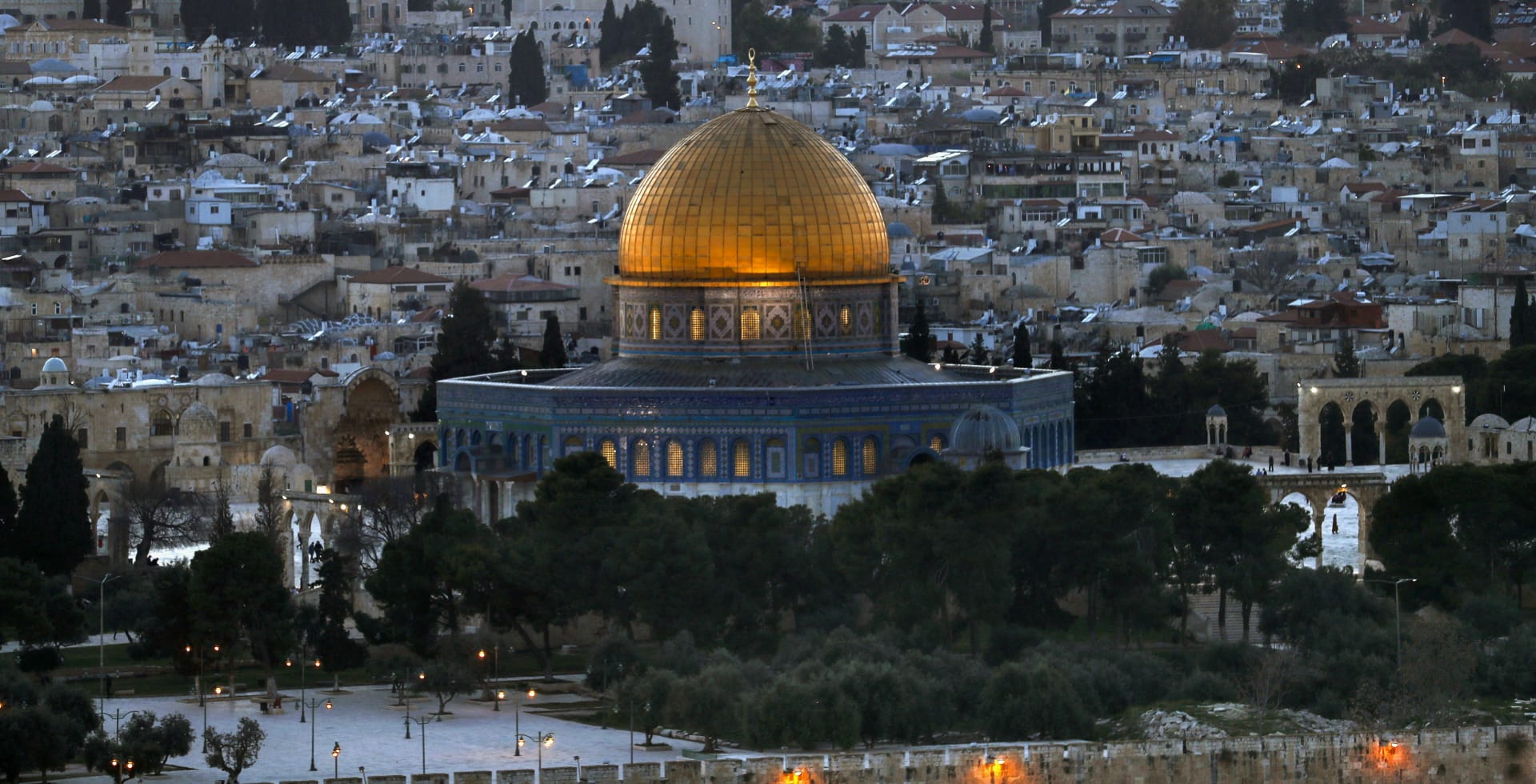 بأمر من الملك.. فرش المسجد الأقصى بالسجاد الجديد