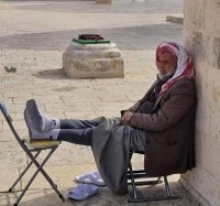 والد شهيدين وأسير وشقيق شهيد .. القواسمي سبعيني يُرابط بالأقصى