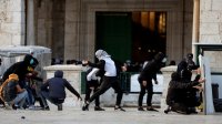 57 إصابة إثر اعتداء قوات الاحتلال على المصلين في المسجد الأقصى