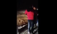 رغم التحذيرات لبلديات قرب سوريا ... مواطنون قرب السيول في منطقة وادي أم الجمال بمحافظة المفرق - فيديو