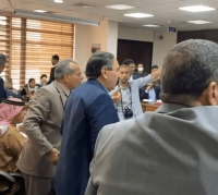 بالفيديو.. فوضى ومشادات بسبب (الكراسي) بانتخابات مجلس إربد