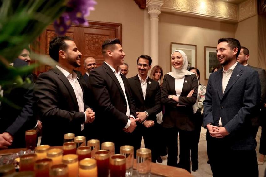ولي العهد يلتقي مجموعة من شباب وشابات برنامج خطى الحسين
