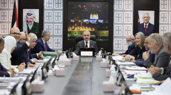 رئيس الوزراء الفلسطيني يطالب "أونروا" بـ"عدم اتخاذ إجراءات" تمس بحقوق اللاجئين