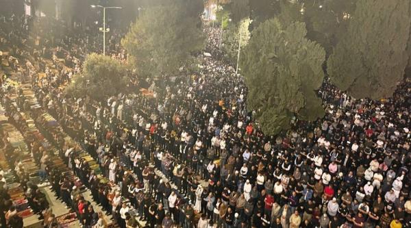 250 ألف فلسطيني يحيون ليلة الـ 27 من رمضان في المسجد الأقصى