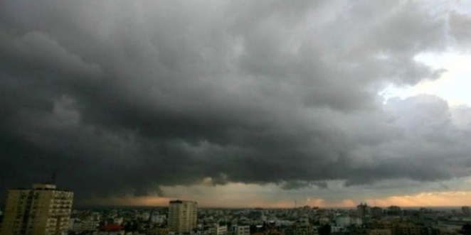 سحب منخفضة تتدفق إلى المملكة مع بقاء فرص الأمطار ببعض المناطق