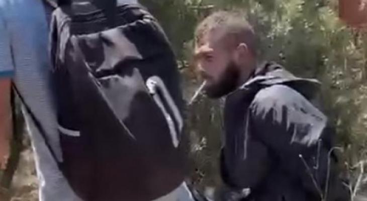 شاهد: سيجارة أثناء الاعتقال.. مقطع فيديو لمنفذ عملية "إلعاد" يثير غضبا صهيونيا