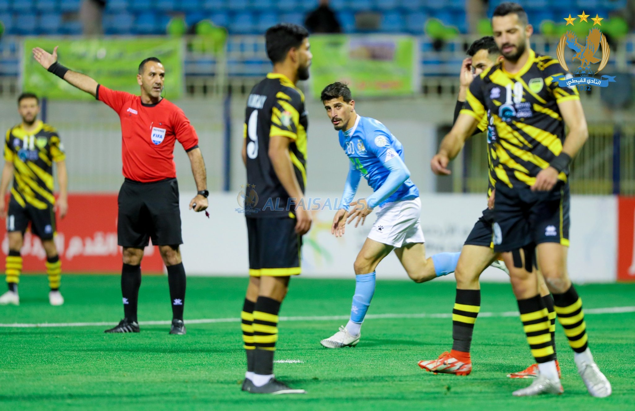 تجريح في طاقم تحكيم "الفيصلي والحسين اربد".. واتحاد الكرة يكشف المخفي بعدم استخدام الـ"VAR" في الدوري
