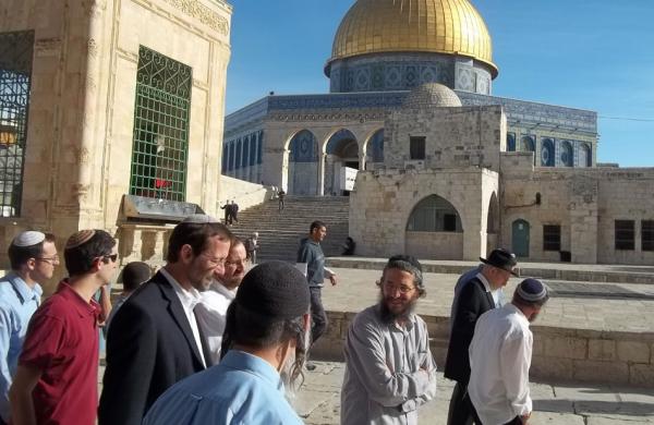 عشرات المستوطنين المتطرفين يقتحمون باحات الاقصى