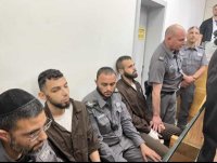 بالفيديو .. عرض منفذي عملية إلعاد على محكمة الاحتلال مع تمديد اعتقالهما، وآثار الضرب والاعتداء تظهر عليهما