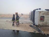 بالفيديو والصور .. تدهور صهريج محمل بمادة نفطية وانقلابة على الطريق الصحراوي