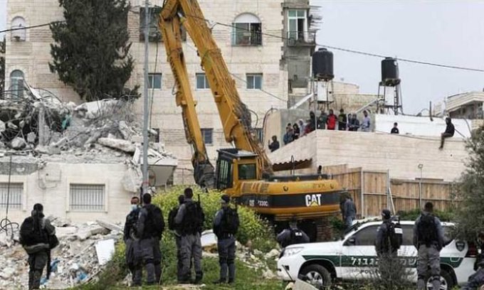 الاحتلال الصهيوني يهدم منشآت ومنزلا في العيسوية شرقي القدس