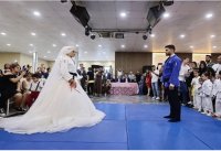 شاهد .. هذا ما فعلته لاعبة جودو مع زوجها يوم الزفاف