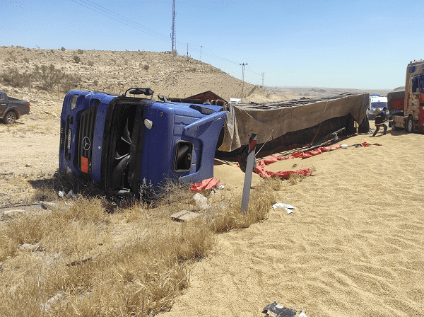 شاهد انقلاب شاحنة محملة بالقمح على اوستراد الزرقاء جابر