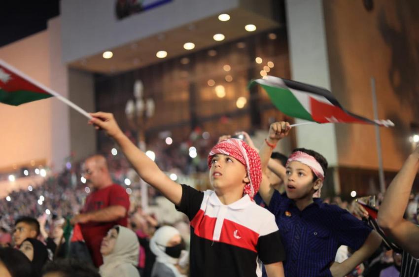 الأردنيون للاستقلال يهتفون ويزينون وطنهم بالعلم الأردني