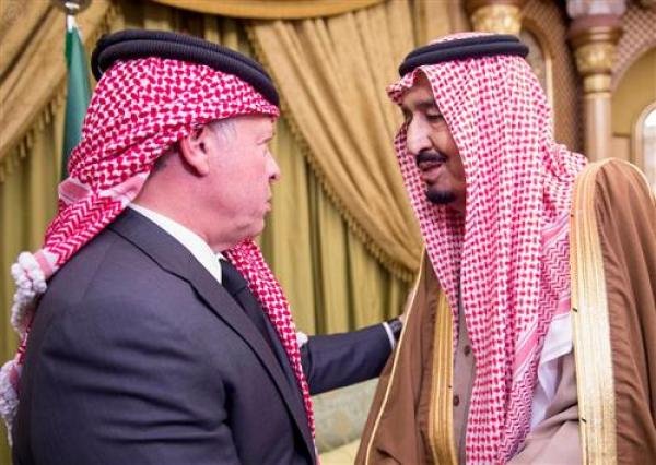 خادم الحرمين الشريفين وولي عهده يعزيان الملك بوفاة والد الملكة