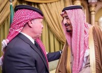 خادم الحرمين الشريفين وولي عهده يعزيان الملك بوفاة والد الملكة